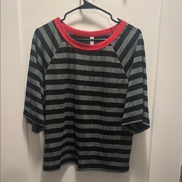 Tops - 🆕 Striped Black and Gray Cropped Top with Red Trim. L. NWT💥